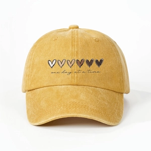 Casquette de baseball jaune délavée vintage avec cœurs et texte One Day At A Time