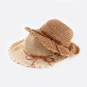 Chapeau de soleil en paille à large bord pour femme avec bords ondulés et décoration nœud