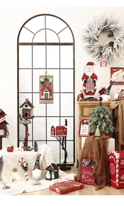 Scena natalizia con cassetta delle lettere di Babbo Natale e calendario in legno