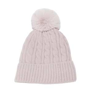 Bonnet d'hiver en maille torsadée rose avec un grand pompon en fourrure synthétique
