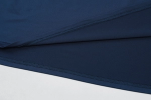Vue macro détaillée du tissu tricoté bleu marine avec des finitions à double couture
