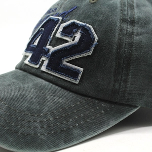 Dettaglio del tessuto in cotone lavato e ricamo numero 42 su berretto da baseball vintage