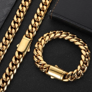 Détail du set de chaîne et bracelet gourmette en acier inoxydable plaqué or 18 carats poli