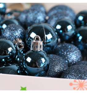 Makroaufnahme dunkelblauer Weihnachtskugeln mit glänzender und glitzernder Oberfläche