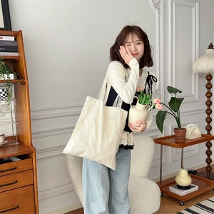 Detailed texture of ivory mesh flower shoulder bag with large capacity for daily use