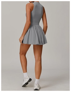 Détail des plis et du tissu extensible sur la robe de tennis grise sans manches
