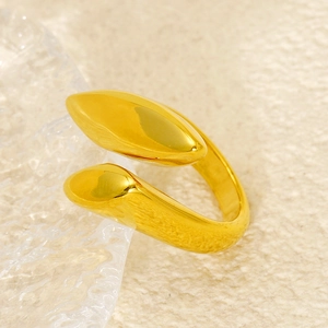 Makroaufnahme eines goldenen Tropfenrings mit polierter Oberfläche und organischem Design