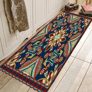 Detailansicht eines langen Flurteppichs mit blauem Boho-Muster auf hellem Holzboden
