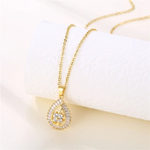 Dettaglio collana a goccia oro 18K con trifoglio a fiori e zirconi trasparenti