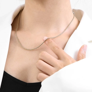 Gros plan d'un collier chaîne torsadée bicolore en acier inoxydable de 2mm sur modèle