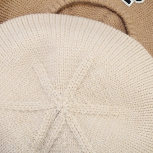 Knitted wool beret featuring retro P-letter embroidery in cream and camel colors