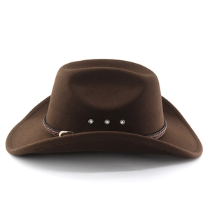 Détail du chapeau de cowboy marron avec bande en cuir, boucle en métal et œillets d'aération
