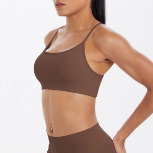 Vue latérale du soutien-gorge de sport marron foncé avec fines bretelles et col en U