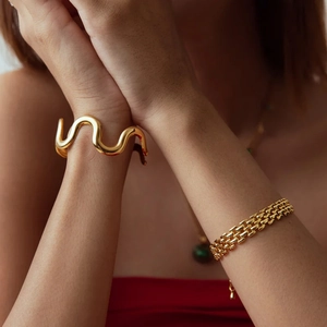 Elegant wave-shaped open bangle and rectangular chain bracelet in 18k gold plated steel