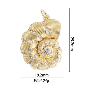 Macro detail of gold conch shell pendant with measurements 29.2x19.2mm and weights 4.04g
