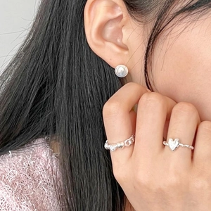 Elegant S925 silver heart rings and pearl stud earrings set worn by a female model