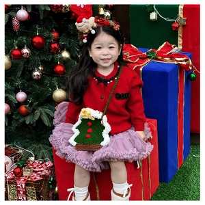 Tenue de Noël enfant avec cardigan rouge, jupe tutu et sac sapin crocheté