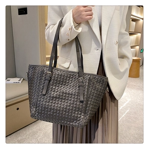 Detailaufnahme der anthrazitgrau gewebten Leder-Tote-Bag mit Intrecciato-Handwerkskunst