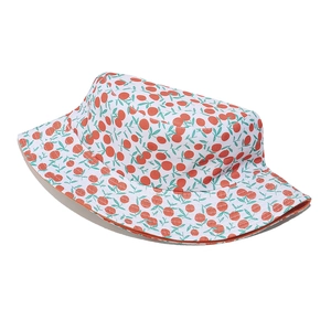 Détail du chapeau de soleil réversible avec imprimé agrumes et large bord surpiqué