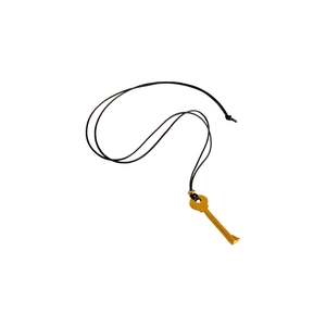 Collier avec pendentif clé dorée minimaliste et cordon en cuir noir sur fond blanc pur