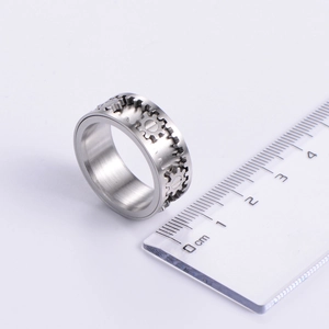Dettaglio macro dell'anello con ingranaggi e diametro interno di 2,2cm sulla scala