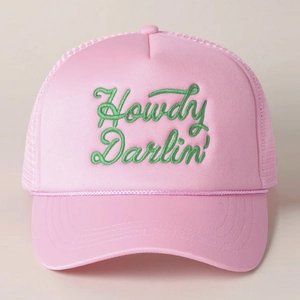 Cappellino trucker rosa con ricamo Howdy Darlin verde e retro in rete traspirante
