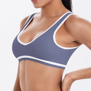 Détail du soutien-gorge de sport gris bleu avec bordure contrastée et tissu élastique