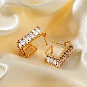 Élégantes boucles d'oreilles rectangulaires en zircon doré sur fond de soie douce