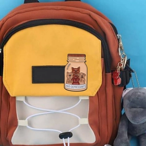 Süße Hunde-Flasche Emaille-Anstecknadel auf einem bunten Patchwork-Rucksack