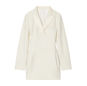 Dettaglio della vita aderente e del tessuto bianco crema liscio dell'abito blazer