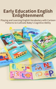 Détail d'un livre en tissu avec motifs animaux et lettres de l'alphabet pour bébés