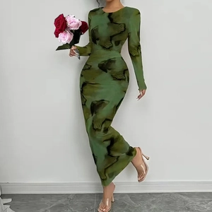 Détail d'un imprimé marbre vert élégant sur une robe longue moulante à manches longues