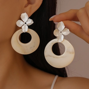 Resin hollow round flower earrings with silver needle and beige marble texture drop