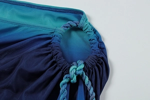 Détail macro du tissu en maille dégradé avec découpe latérale et texture à lacets