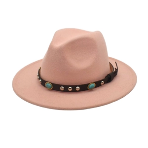 Détail du chapeau en feutre rose avec pierres turquoise sur bande en cuir marron