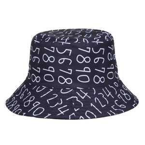 Chapeau bob réversible à motif chiffres blancs imprimés sur tissu en toile noire