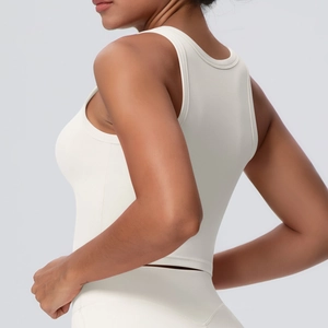 Detailansicht des Racerback-Designs und der gebürsteten Stoffstruktur dieses weißen Yoga-BHs