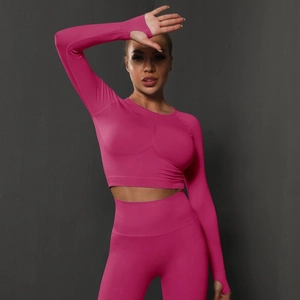 Détail du haut de yoga sans couture rose avec passe-pouces et legging de sport assorti