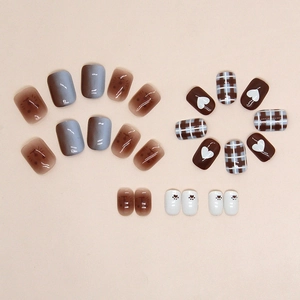 Faux ongles chocolat mignons avec motifs cœurs et pattes de chat en finitions mate et brillante