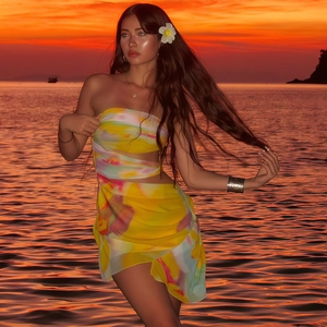 Détail de robe de plage bustier en mousseline légère avec imprimé tie-dye jaune