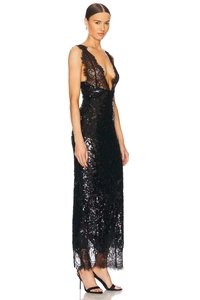 Détail d'une robe de soirée noire à paillettes avec dentelle délicate et coupe sirène
