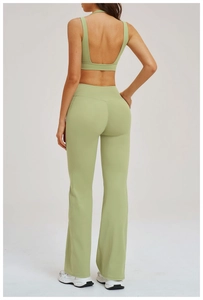 Détail du soutien-gorge de sport dos nu vert clair et du pantalon de yoga évasé taille haute