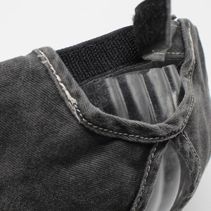 Détail de la casquette noire en coton avec trou pour queue-de-cheval et coutures blanches