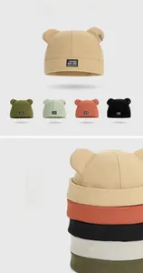 Détail des bonnets oreilles d'ours colorés avec étiquettes Penta Kill en tons variés