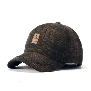Berretto da uomo vintage in misto lana marrone a quadri con toppa in pelle