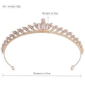 Detailed view of gold crown with dimensions: 32g weight, 2.5cm height, 14cm diameter