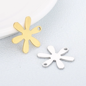 Minimalistische blumenförmige Anhänger in Gold und Silber für Halsketten und Ohrringe