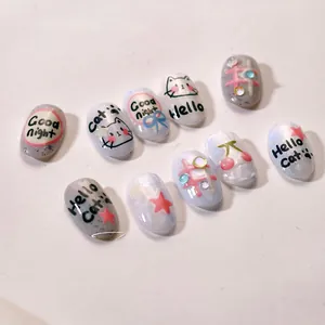 Détail de patchs d'ongles chat peints à la main avec finition brillante et strass éclatants