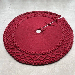 Vue détaillée du tapis de sapin de Noël rouge en maille avec rubans décoratifs