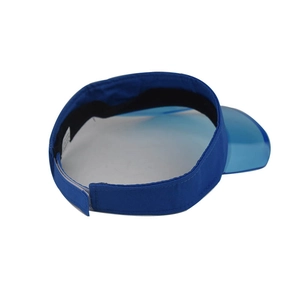 Détail d'une visière bleue avec bord en plastique transparent et sangle velcro